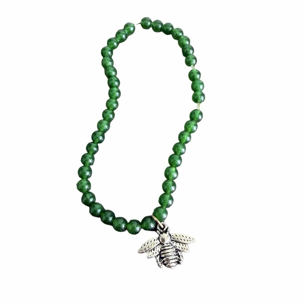 Green beaded bee charm stretch bracelet